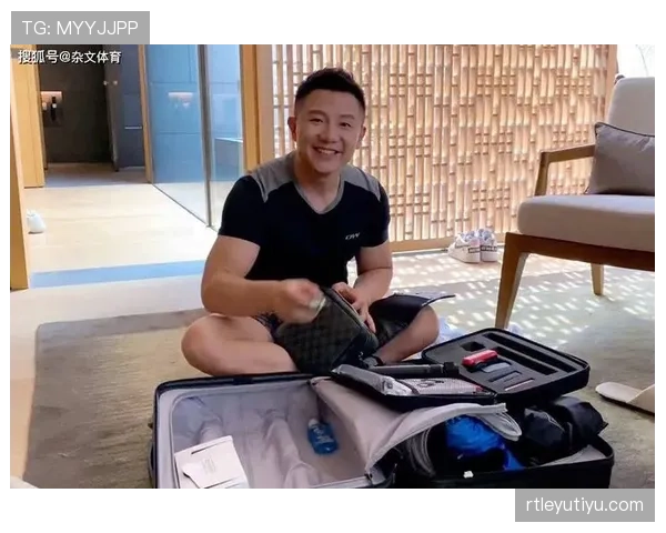 陈一冰室内狂摆弄，跟球场上判若两人，感觉他家像科幻片现场？